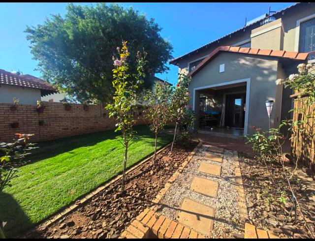 3 BEDROOM TOWNHOUSE FOR SALE IN MONAVONI